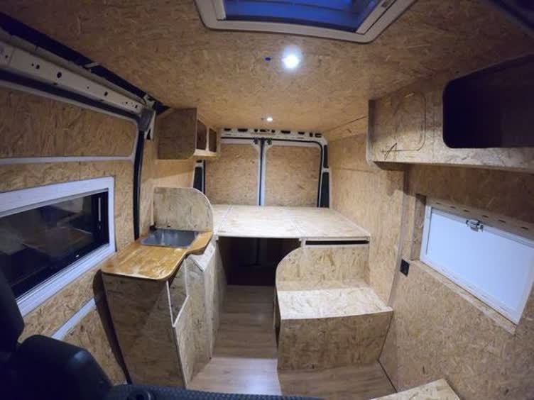 دکوراسیون کار شده داخل ماشین(کمپینگ) با او اس بی